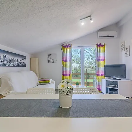 Local Family Apartment Fazana